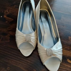 David's Bridal ivory heels BRAND NEW!